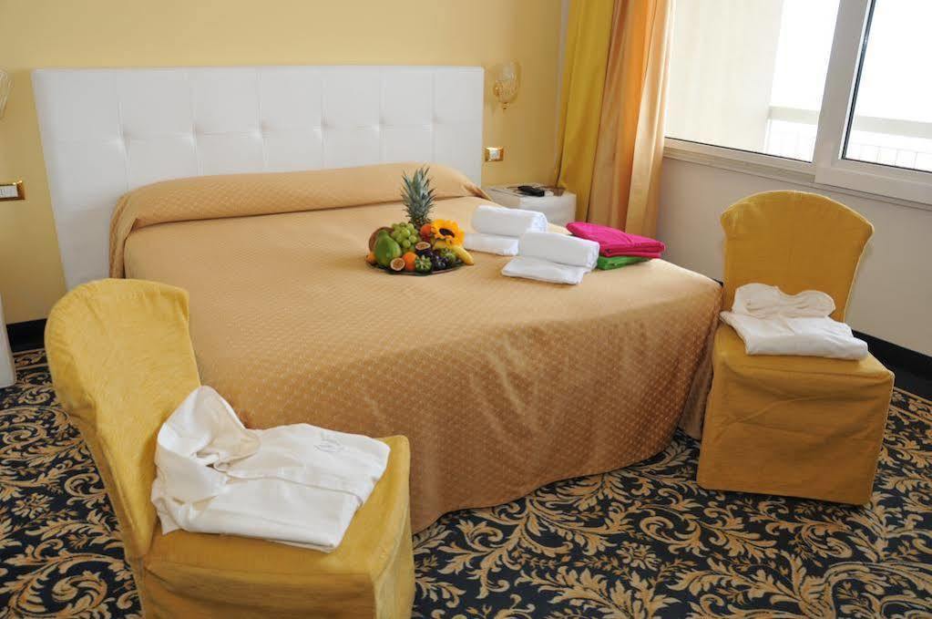 Color Miami Beach Family Hotel Milano Marittima Exterior foto
