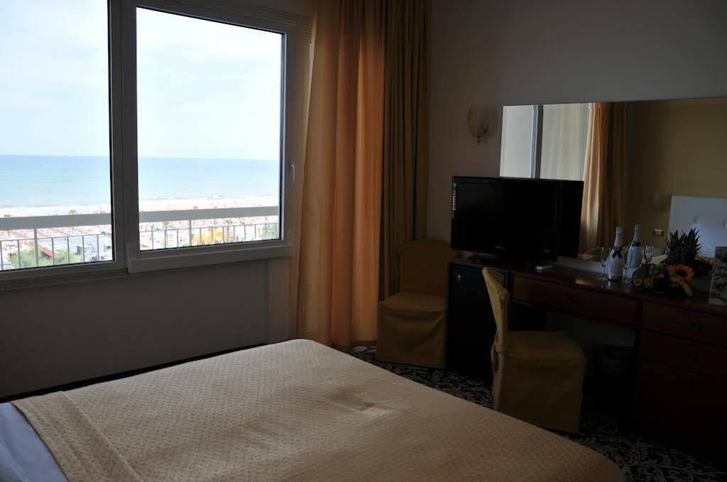 Color Miami Beach Family Hotel Milano Marittima Exterior foto
